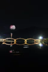 Cercles muraux Le pont Kintai 夜の錦帯橋と花火 light up山口県観光岩国市横山　日本のランドマークKintaikyo Bridge