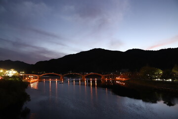 Obraz premium 錦帯橋芸術祭 山口県観光岩国市横山 炎に包まれる錦帯橋 日本の幻想的な空間 #篝火