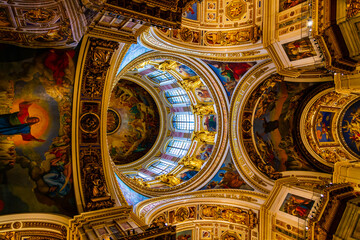 Obraz premium St. Peterburg, RUSSIA - AUGUST 25, 2022: Russian Orthodox church with dome columns and golden interior decoration