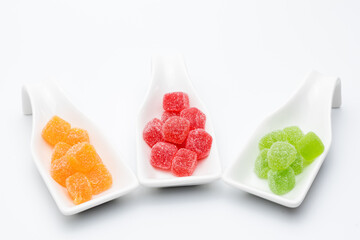 Platillos con gominolas de diferentes colores y sabores