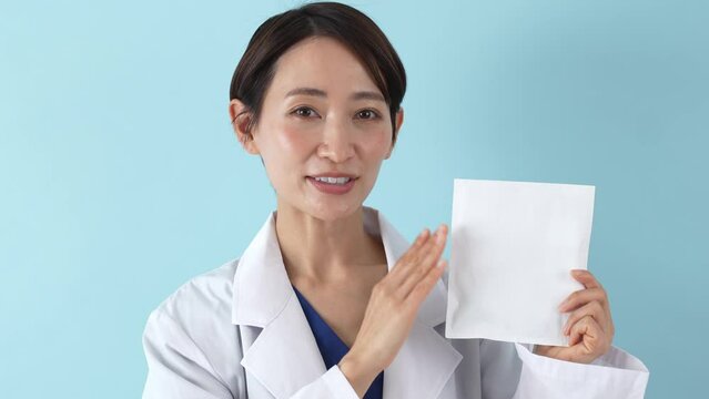 処方薬を説明する日本人女性
