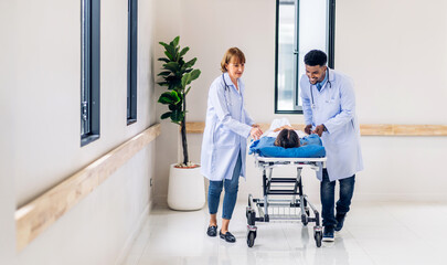 Obraz premium Group of professional medical doctor team and assistant with stethoscope in uniform taking seriously injured coma patient to operation emergency theatre room in hospital.health medical care concept