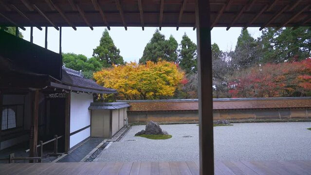 京都　龍安寺の石庭と紅葉