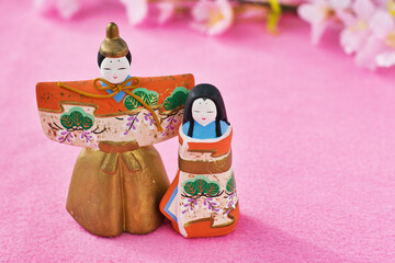 ピンク背景のひな祭りのひな人形（雛人形）　コピースペースあり（日本）Hinamatsuri dolls (Hina dolls of Hina Matsuri) on pink background with copy space (Japan)