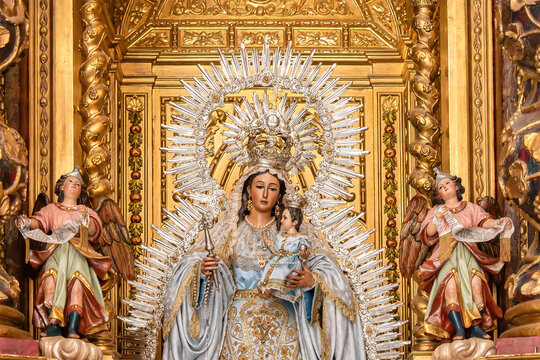 Image of Madre de Dios del Rosario (Mother of God of the Rosary), Patrona de Capataces y Costaleros (Patron Saint of Foremen and Bearer) Inside the parish Santa Ana
