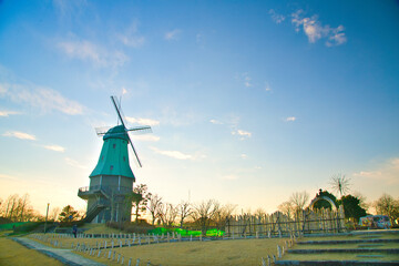 コピースペース用青空のもとの風車