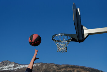 Basket-ball shoot dans le panier avec main et ballon