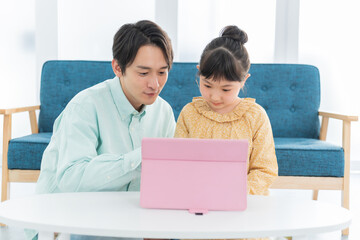 勉強を教える日本人男性