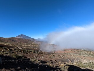 Der Pico del Teide im Parque Nacional del Teide auf Teneriffa in Spanien bei blauem Himmel und strahlendem Sonnenschein