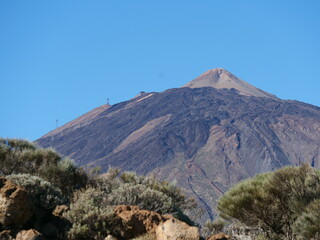 Der Pico del Teide im Parque Nacional del Teide auf Teneriffa in Spanien bei blauem Himmel und...