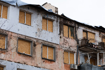 Anti-aircraft installation by Russia of an apartment building of civilian infrastructure in Kherson, Ukraine, genocide of the Ukrainian people. Russia's war crimes against. Damaged house