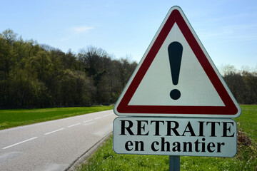 Concept de la réforme des retraites en France avec un panneau signalant un danger