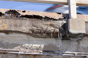 Béton armé de structure routière abîmé par le gel et le calcium