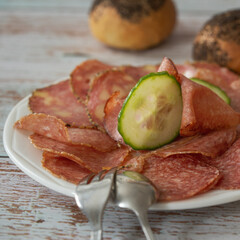 Jause mit Salami und Hartwurst