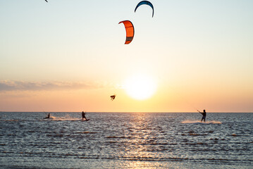 Kitesurf al atardecer en Punta Rasa Argentina