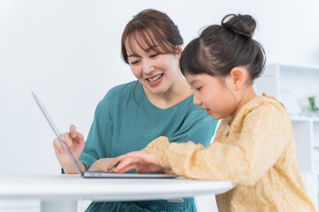パソコンを見る女性と子供