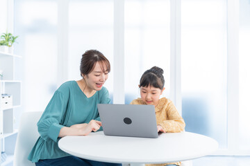 パソコンを見る女性と子供