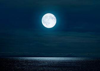 満月の海