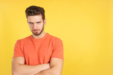 Obraz premium Caucasian man crossing the arms with an angry expression
