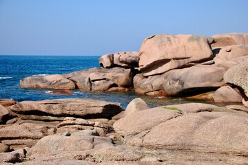 Felsformationen an der Rosa Granitk&uuml;ste zwischen Paimpol und Tr&eacute;beurden in der Bretagne/Frankreich