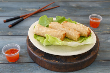 Nems sur une assiette. Cuisine asiatique.