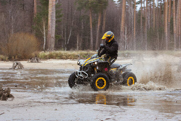 athlete rides a quad bike on the beach © Елена Вырыпаева