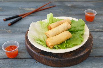 Nems sur une assiette. Cuisine asiatique.