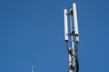 秋の青空に電波を放つスリーブアンテナ