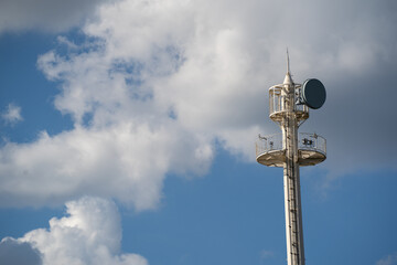 Fototapeta na wymiar 鉄塔に設置されたマイクロウェーブ用パラボラアンテナ