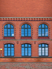 Historisches Industriegebäude mit roter Klinkerfassade