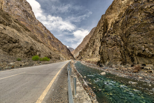 Karaqoram highway and hunza river, Yaks grazing 
