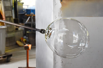 薩摩切子ガラス工場の膨らむガラス