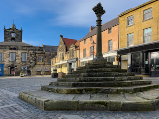 The main market square in the town of Alnwick in Northumberland in northeast England. - obrazy, fototapety, plakaty