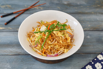 Plat de nouilles. Cuisine asiatique.
