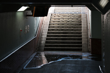 地下道の出口に通じる階段