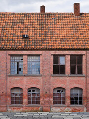 Altes stillgelegtes Industriegebäude mi defekten Fenstern