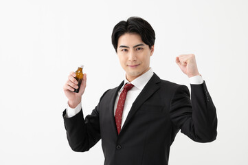 栄養ドリンクを持つ男性　