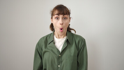 Obraz premium Young caucasian woman standing with surprise expression over isolated white background