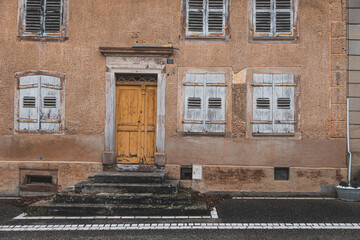 Alte stimmungsvolle Tür und eine Fassade