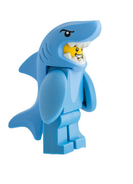 Dortmund - Deutschland 12. Februar 2023 Lego Minifigure im Hai Kost&uuml;m