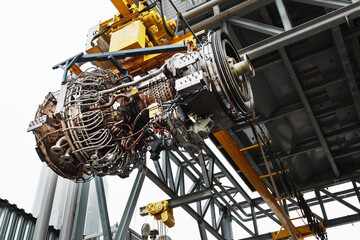 Installation of a gas turbine engine in a module for generating electricity