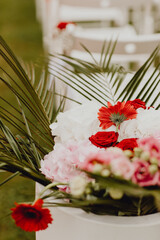 Bouquet de fleurs rouge, blanc et vert