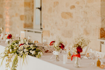 Table décorée de bouquets de roses rouges