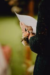 Le discours de la témoin des mariés pendant la cérémonie