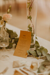 Le menu sur la table décoré d'eucalyptus