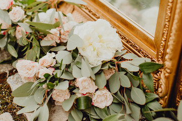 Bouquet de fleurs d'eucalyptus et de pivoine décorant le miroir © lorabarra