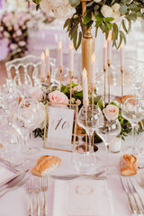 La table numéro 10 décorée de fleurs et de bougies