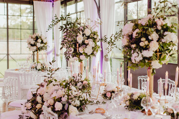 Fototapeta na wymiar Table de réception décorée de fleurs et de bougies 