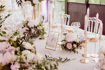 La table numéro une décorée de bougies et de bouquets de fleurs