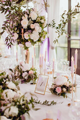 La table une décorée de bougies et de bouquets de fleurs